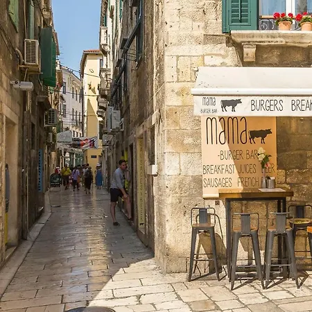 Lägenhet Hidden Gem In Diocletian Palace Old Town Center